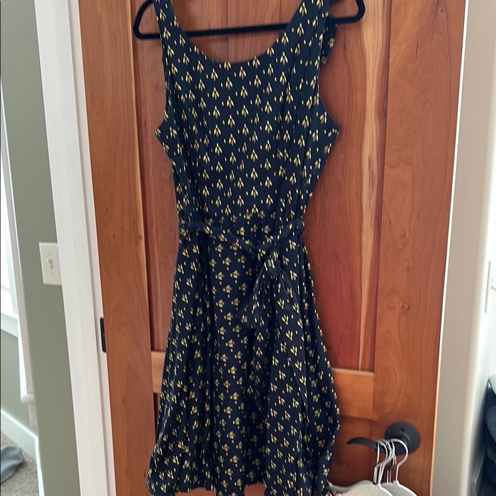 Elegant Black and Yellow Patterned Dress - Picture 2 of 7